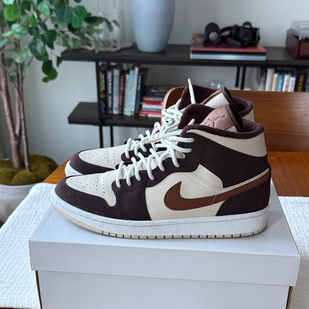 Jordan Women's 1 Mid SE Shoes